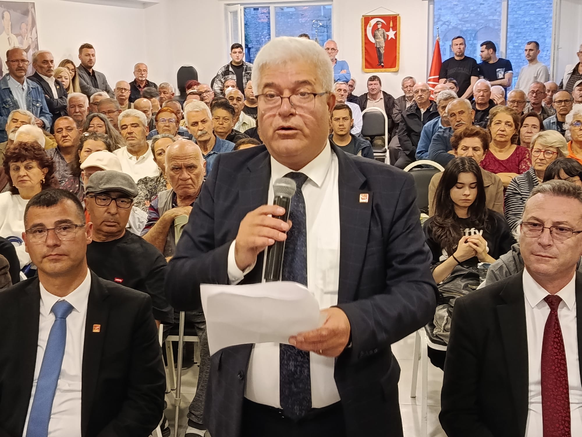 Ankara Bölge Adliye Mahkemesi’nin CHP kurultayını geçersiz sayma kararına tepki gösteren CHP Edirne İl Başkanlığı, kentteki demokratik kitle örgütleri ve sendikaların desteğiyle basın açıklaması yaptı.